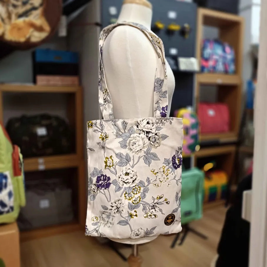 Vintage-Modern Style Offers The White Roses 🌹 Tote Medium The Ultimate Handbag Sale – Elegant Styles At Lower Prices Vintage-Modern Style Offers The White Roses 🌹 Tote Medium The Ultimate Handbag Sale – Elegant Styles At Lower Prices