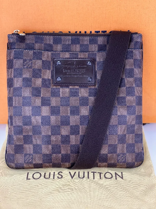 LOUIS VUITTON Damier Ebene Brooklyn Pochette Plate Messenger Crossbody Bag Pre owned Everyday Bags At Wallet-Friendly Prices LOUIS VUITTON Damier Ebene Brooklyn Pochette Plate Messenger Crossbody Bag Pre owned Everyday Bags At Wallet-Friendly Prices