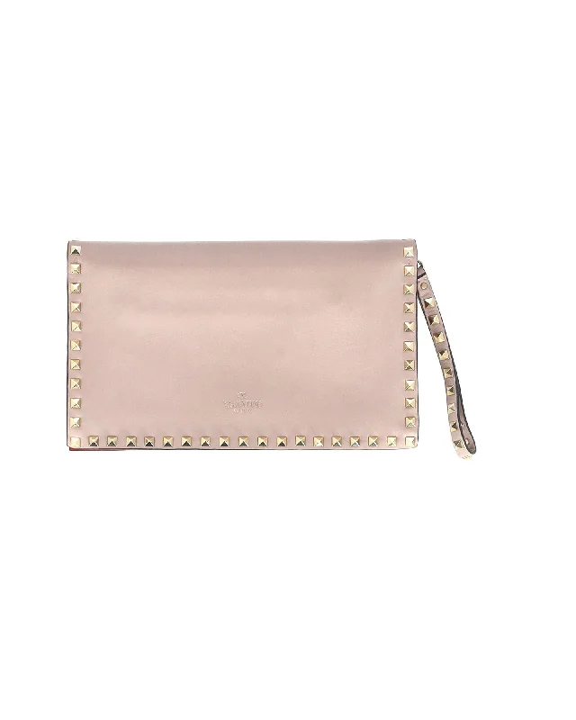 Valentino Rockstud Wristlet Clutch in Blush Pink Leather Trendy Purses At Exclusive Promotional Rates Valentino Rockstud Wristlet Clutch in Blush Pink Leather Trendy Purses At Exclusive Promotional Rates