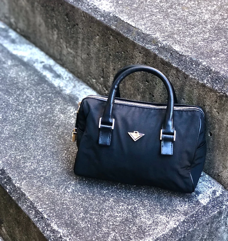 Bottega Veneta Logo Nylon Handbag Mini Boston bag Black Vintage Old dkdbsa Stylish Totes With Special Discounts Bottega Veneta Logo Nylon Handbag Mini Boston bag Black Vintage Old dkdbsa Stylish Totes With Special Discounts