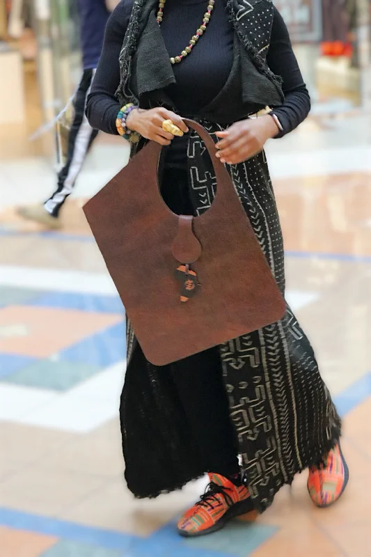 Unveiling Mali: Handmade Leather Bag Showcasing African Craftsmanship